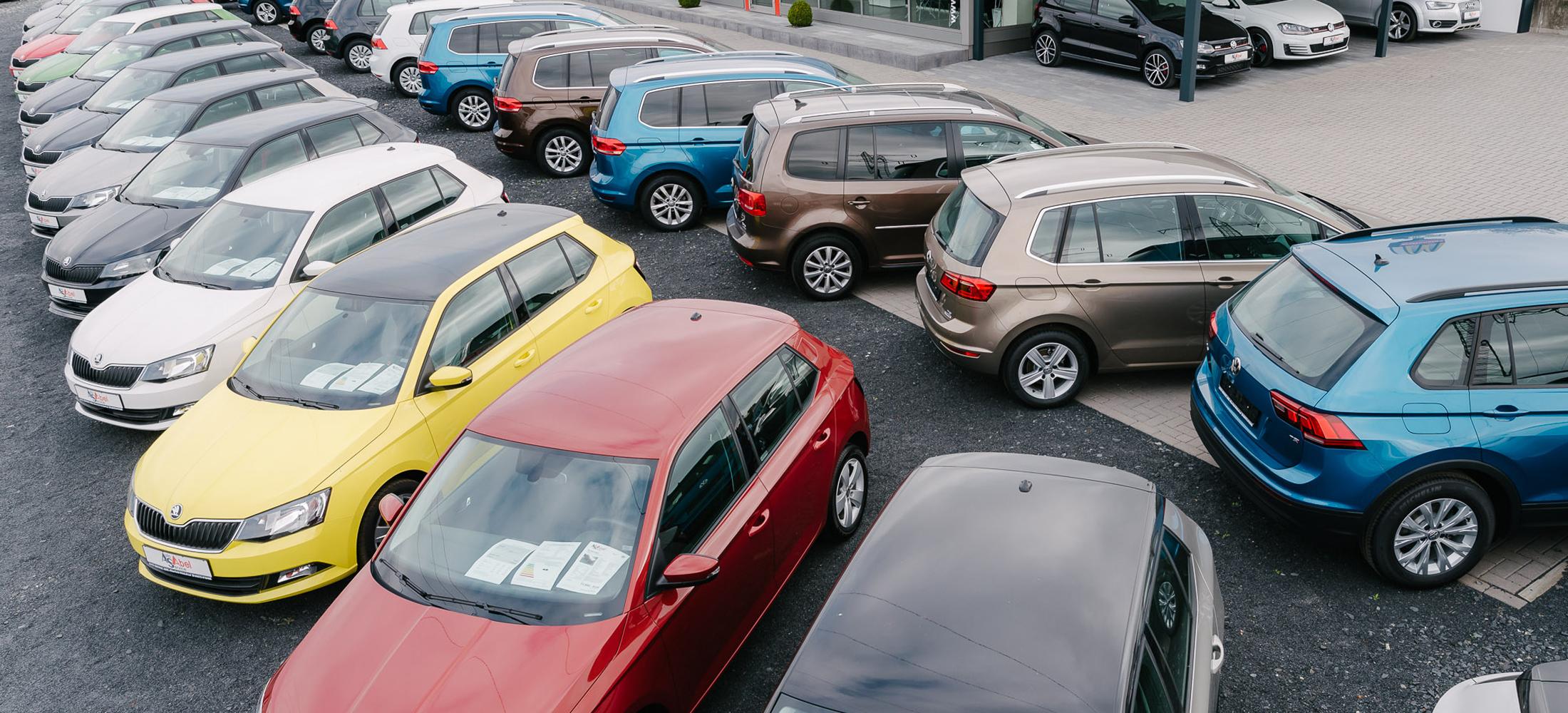 Viele Autos auf einem Parkplatz