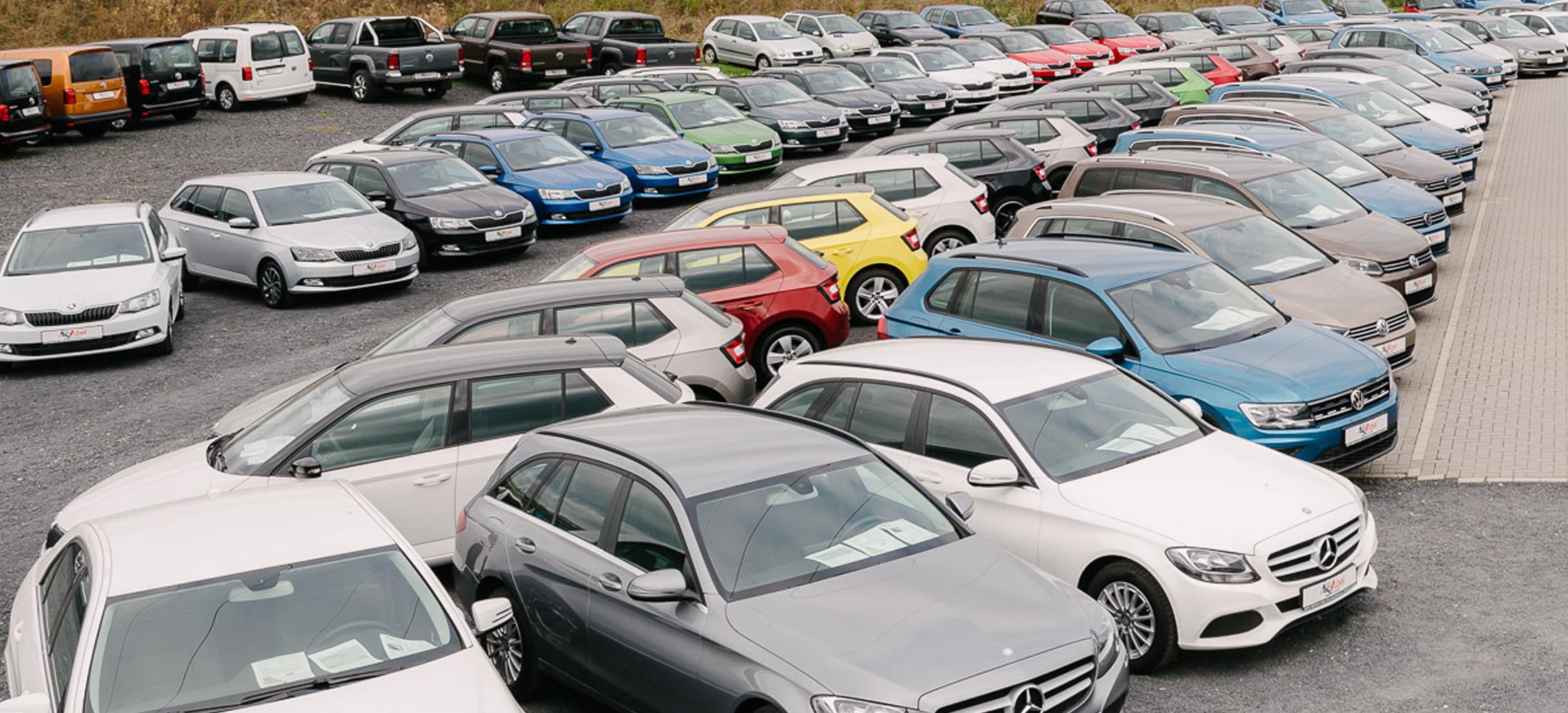 viele Autos auf einem Parkplatz