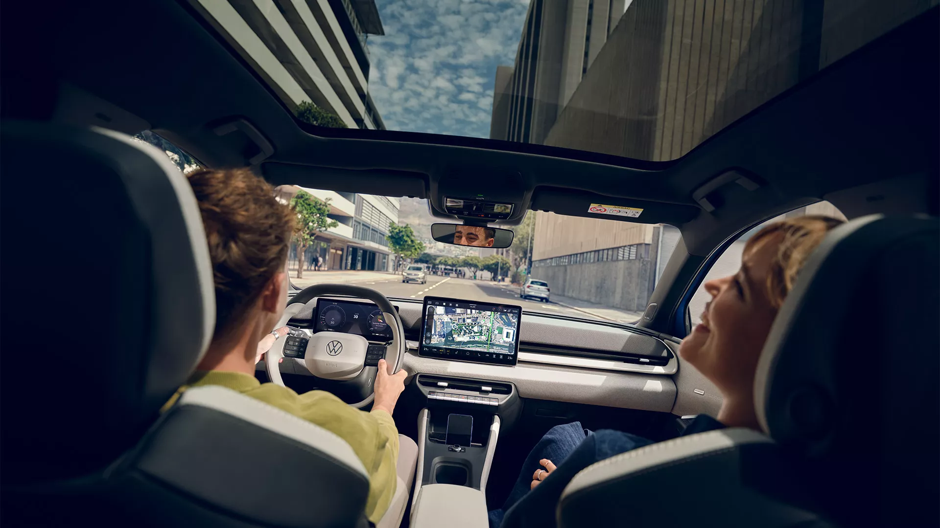 idp0040_id-polo_models-in-front-seats-interieur