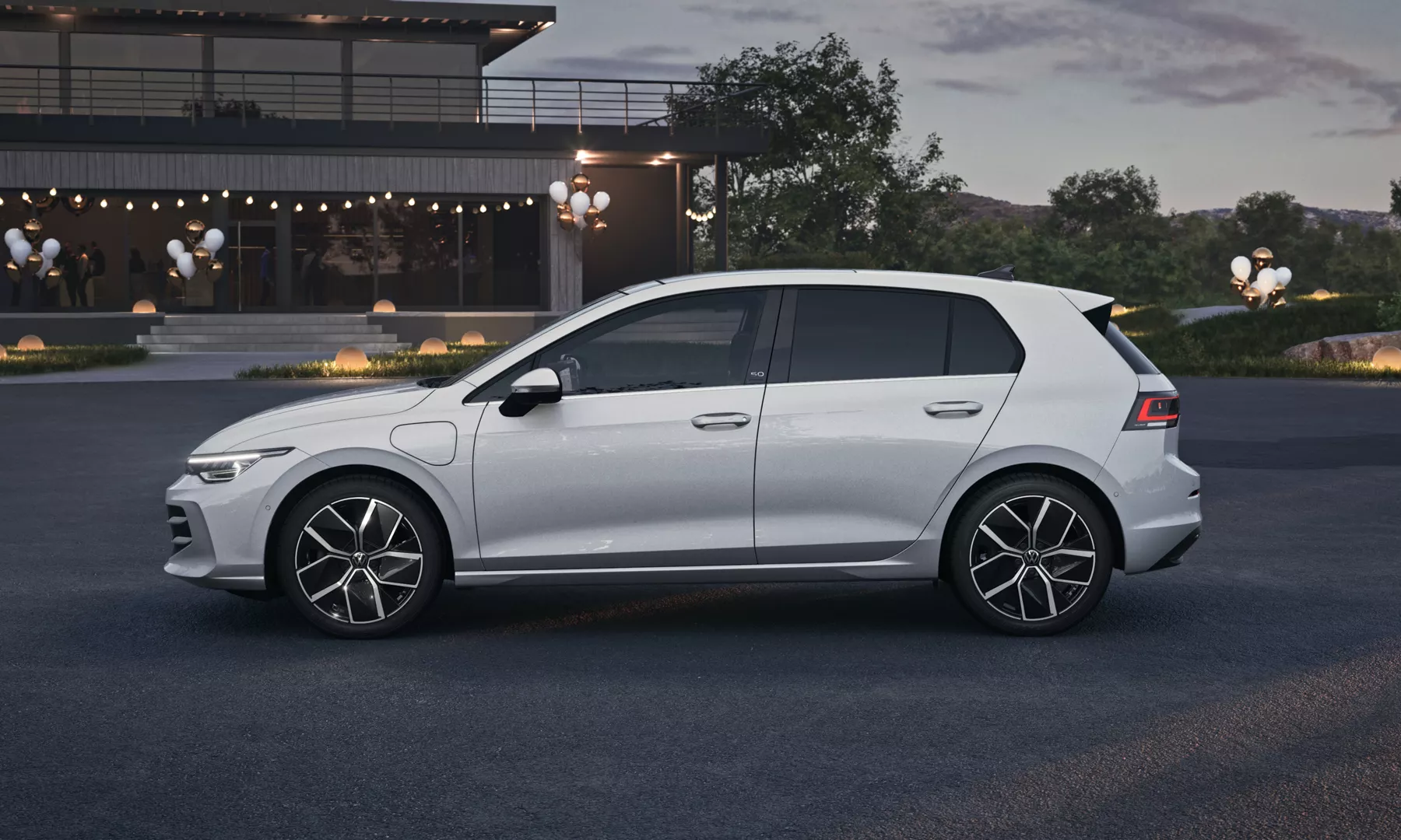 gl6424_golf_edition50_side_view_parking_16-9