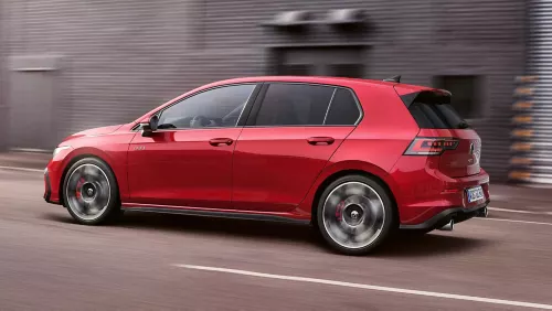 gl6801_golf_gti_driving_on_street_sideways_16-9