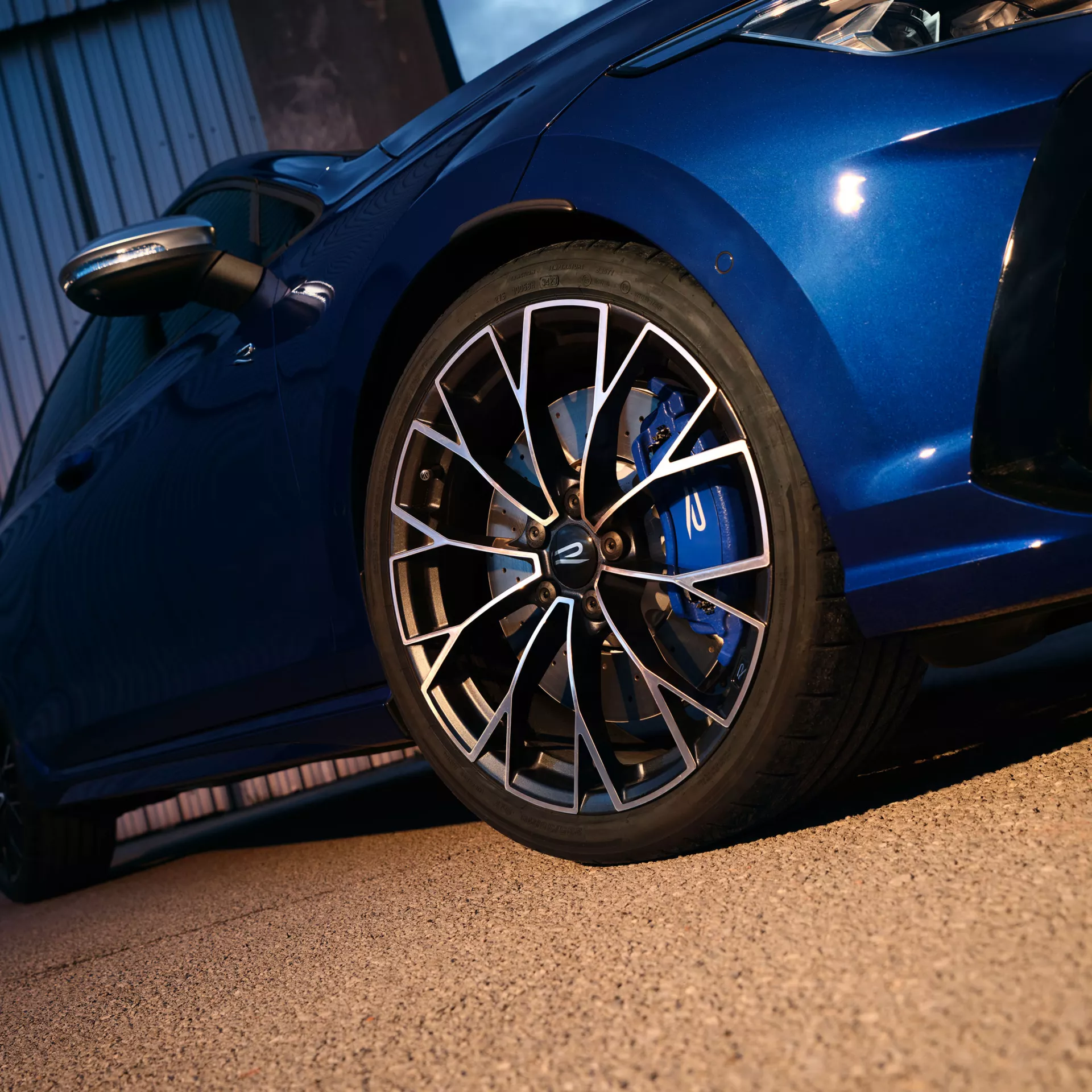 zu sehen ist die Felge des blauen VW Golf
