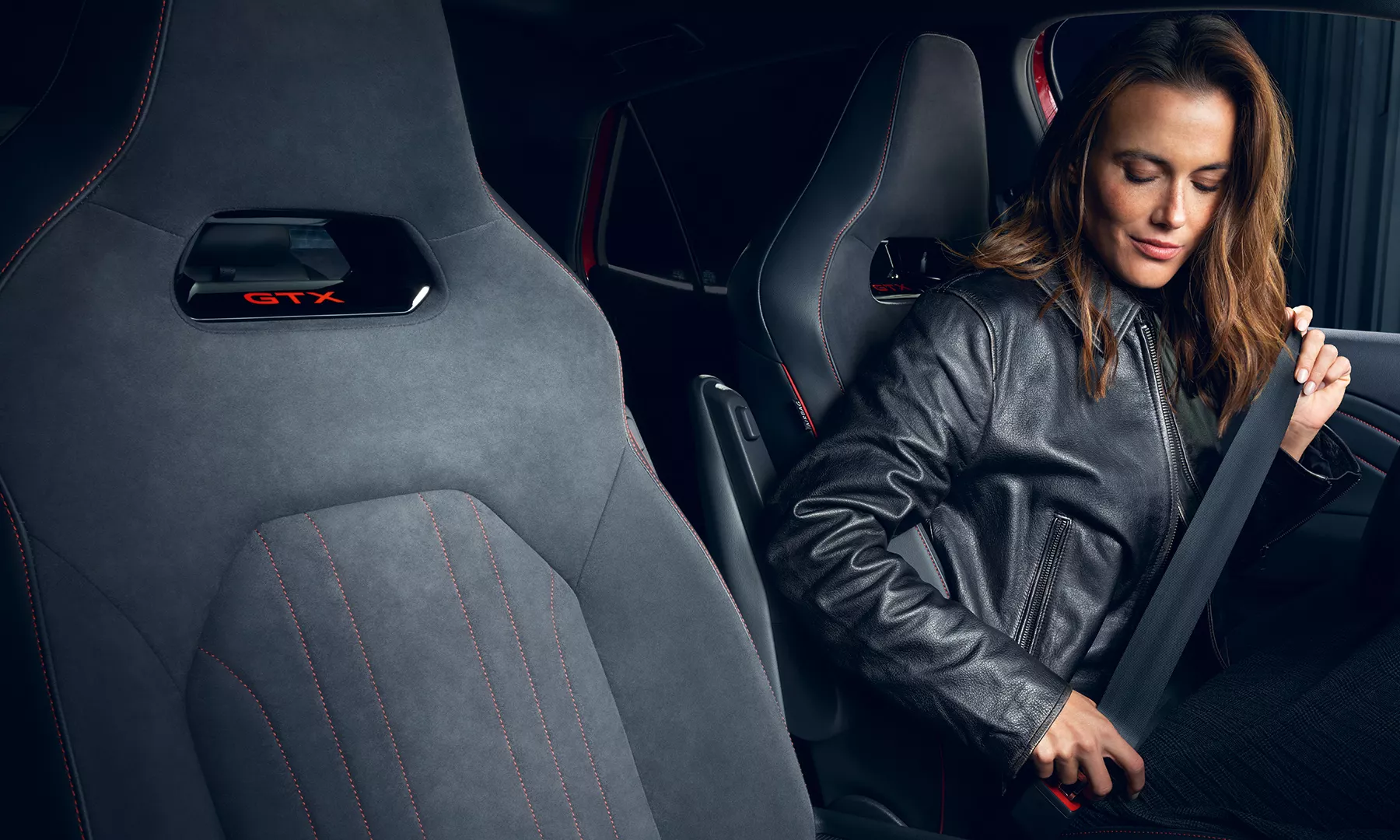 in0341_id3_gtx_interior_woman_on_driver_seat_fastening_seatbelt