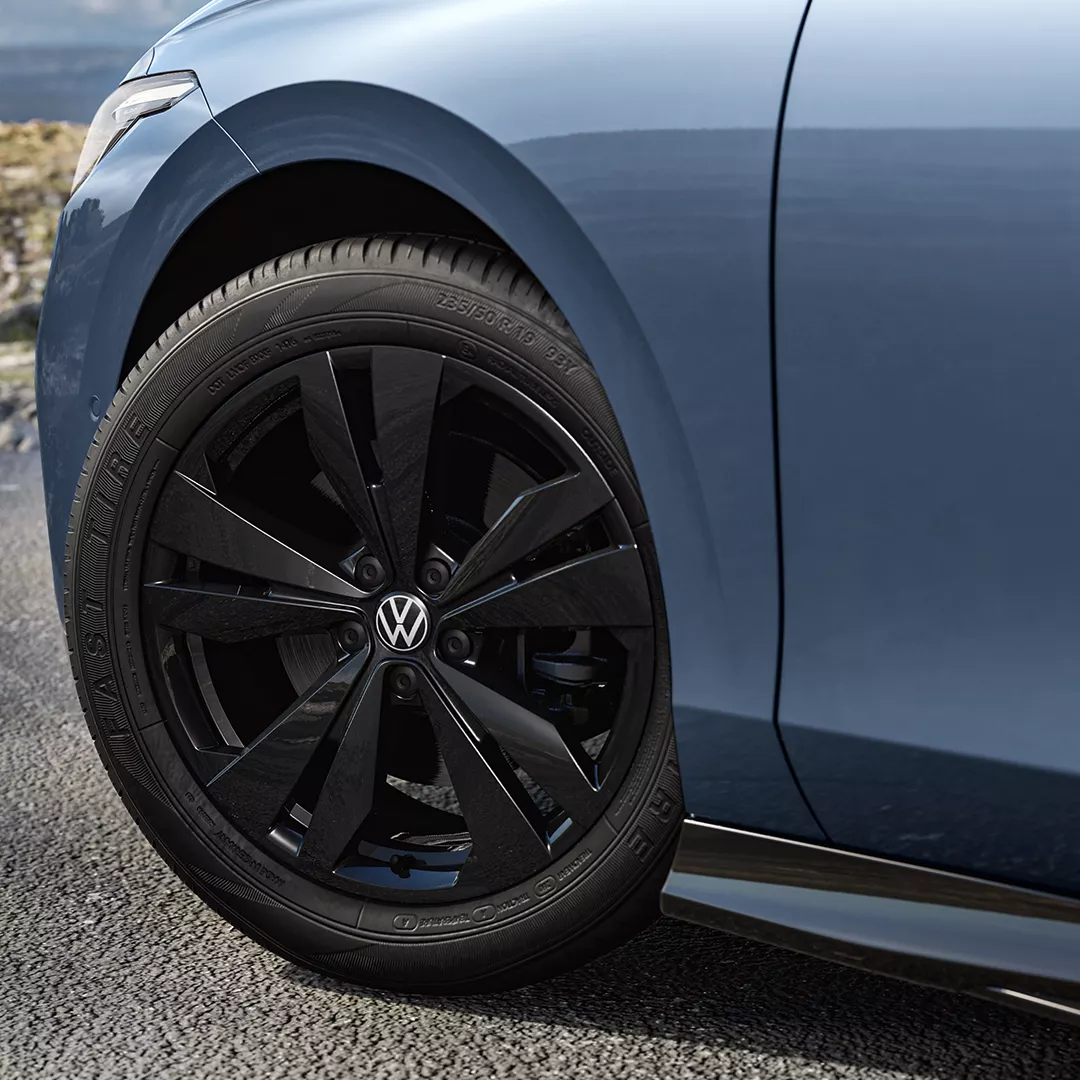 ic1219_id7-tourer_black_wheel_close_up