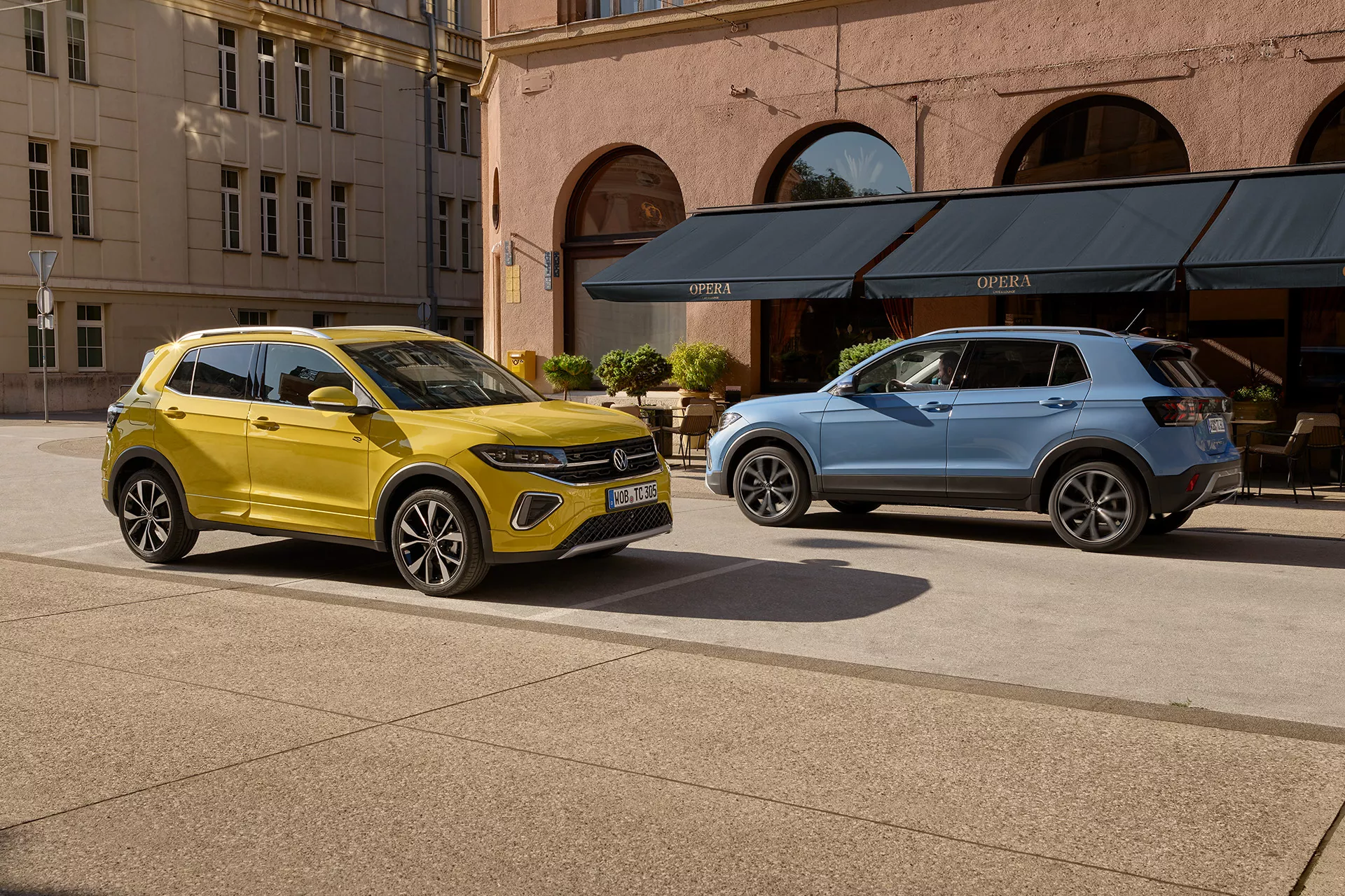 ts0619_t-cross_exterior-yellow-and-blue-t-cross-on-street