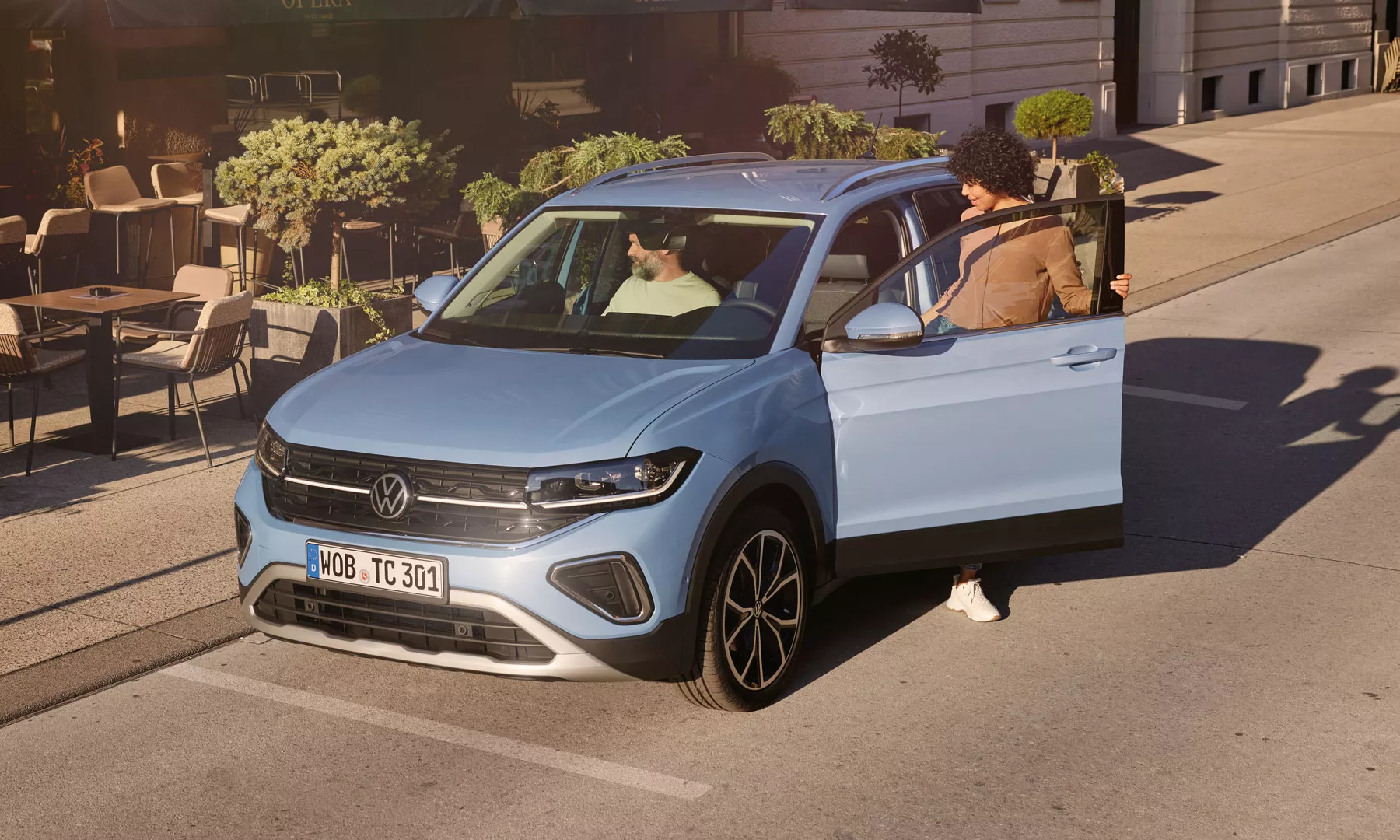 ts0641_t-cross_exterior-woman-getting-out-of-blue-t-cross-5