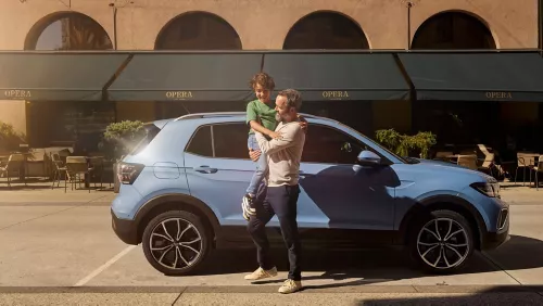 ts0642_t-cross_man-and-boy-infront-of-blue-t-cross-4