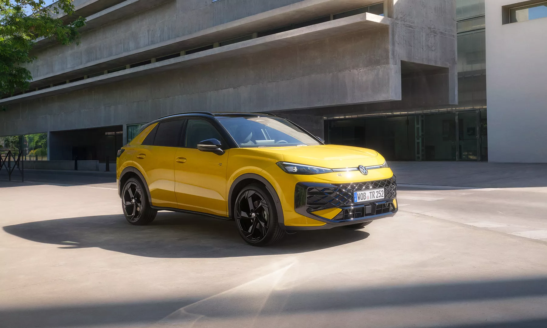 tc1278_yellow_t-roc_r-line_parking_in_front_of_buidling