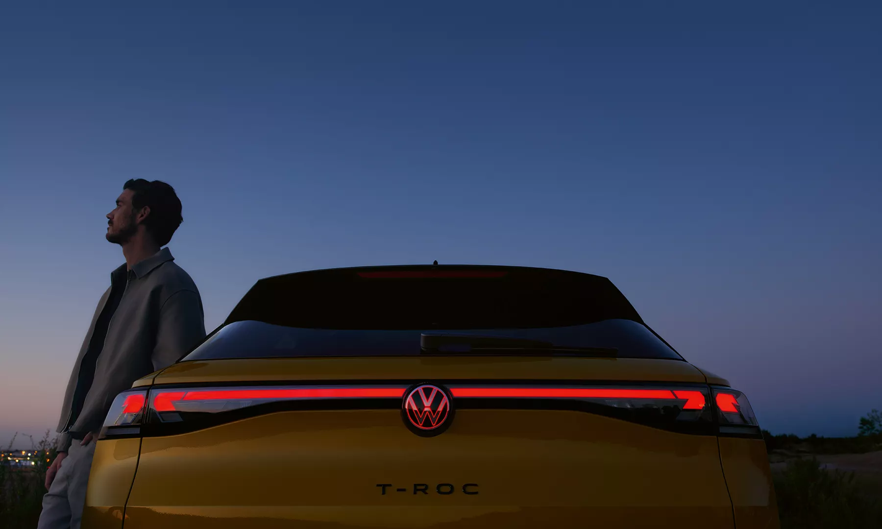 tc1292_t-roc_exterior_rear_view_man_leaning_at_t-roc