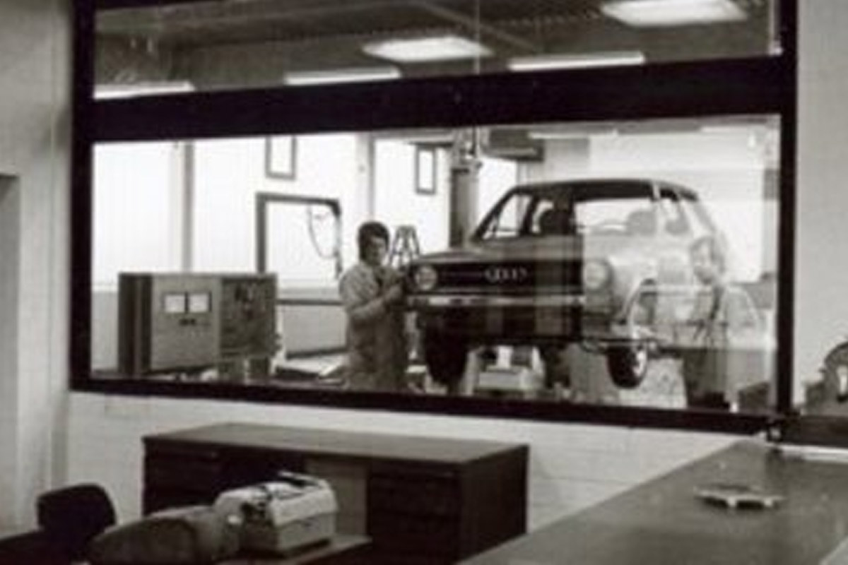 zu sehen ist der Kundendienstbetrieb 1974